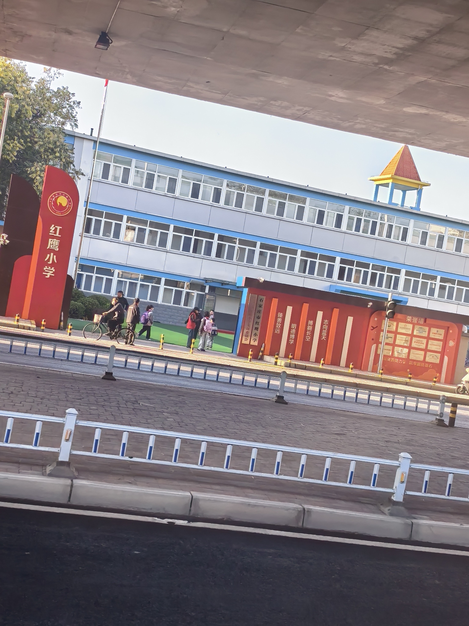 红鹰小学