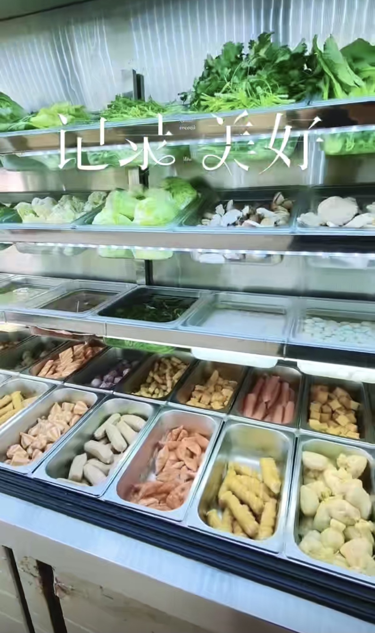 驴肉火烧一手挑麻辣烫