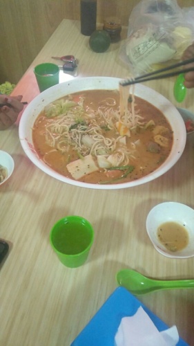 驴肉火烧一手挑麻辣烫