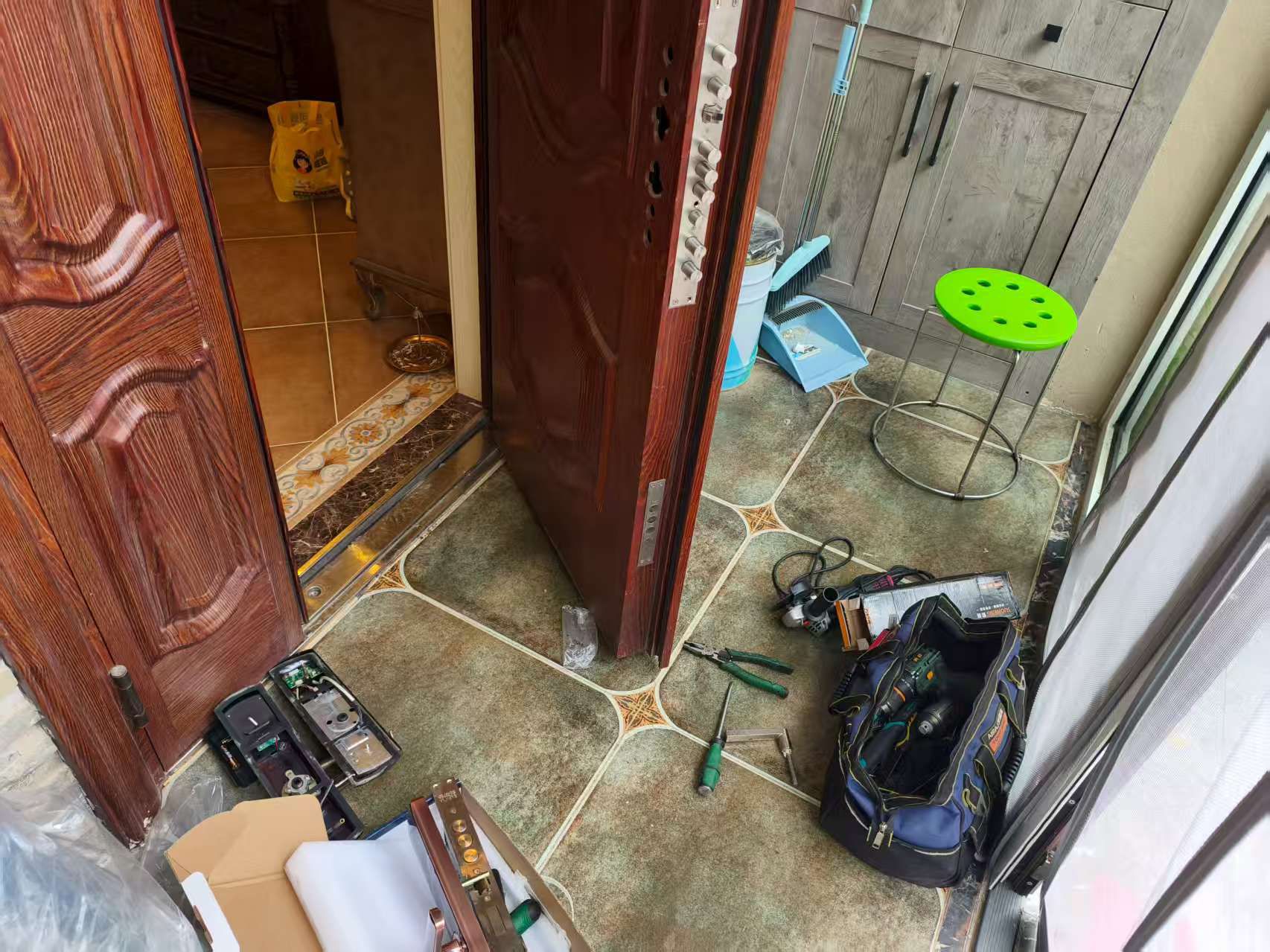 小杨开锁.配钥匙.指纹锁.汽车钥匙