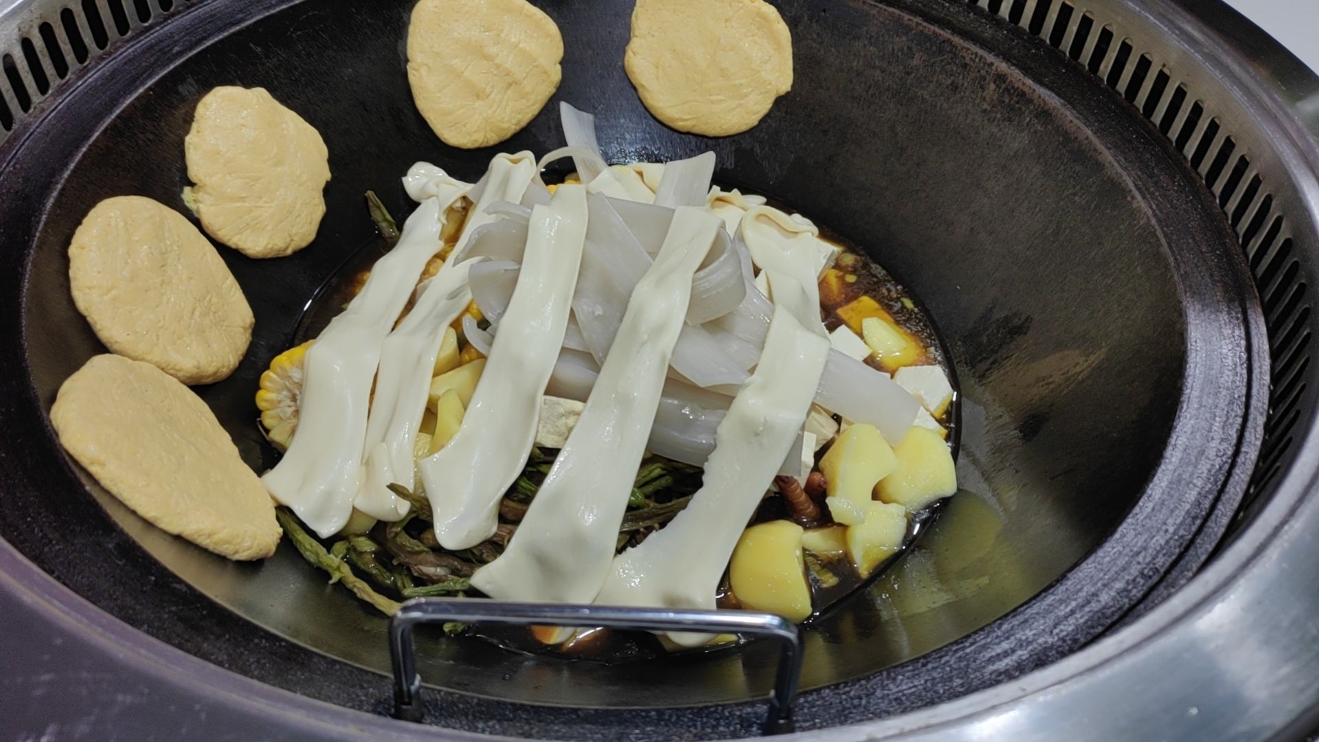 卢纪东北铁锅炖(经贸店)