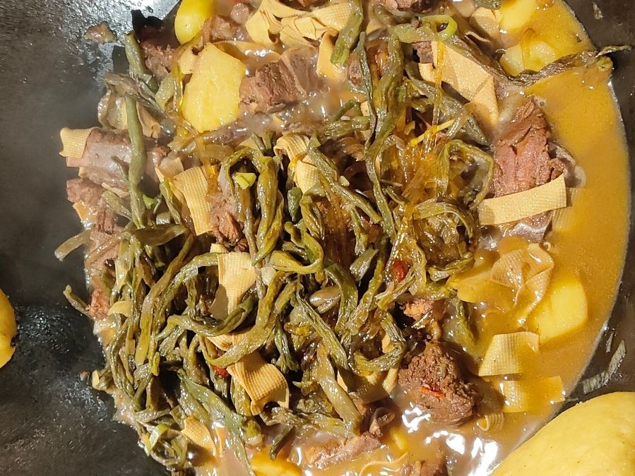 卢纪东北铁锅炖(经贸店)