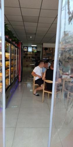 味聚客炸串店