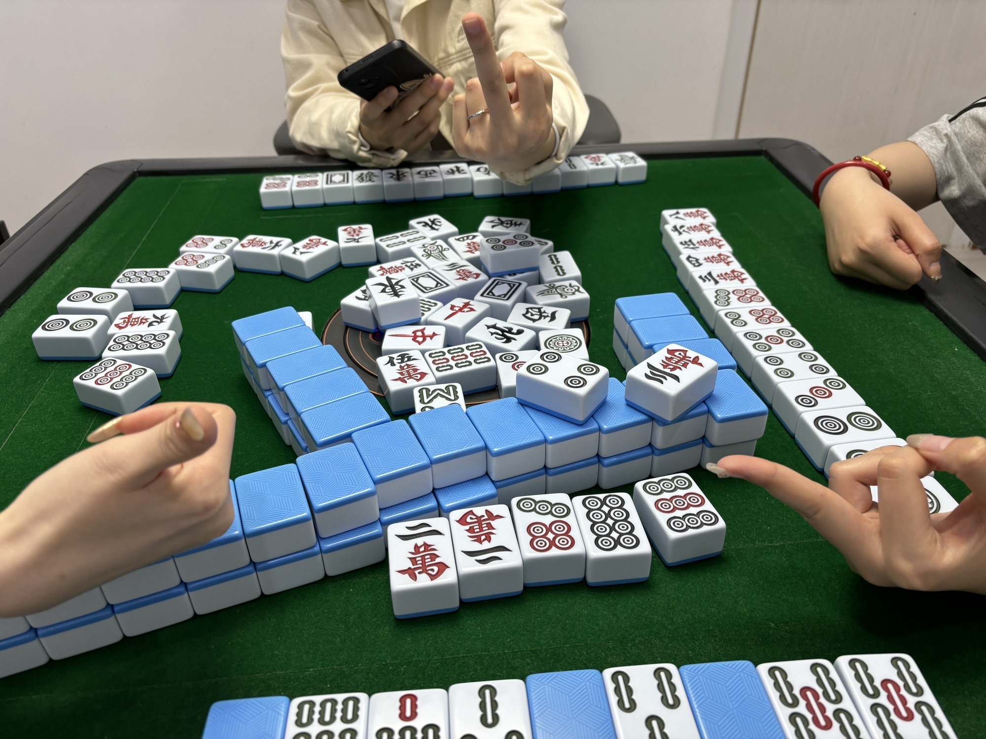 胡小麻24小时棋牌室