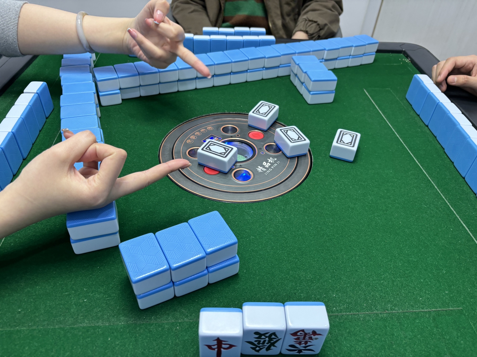 胡小麻24小时棋牌室