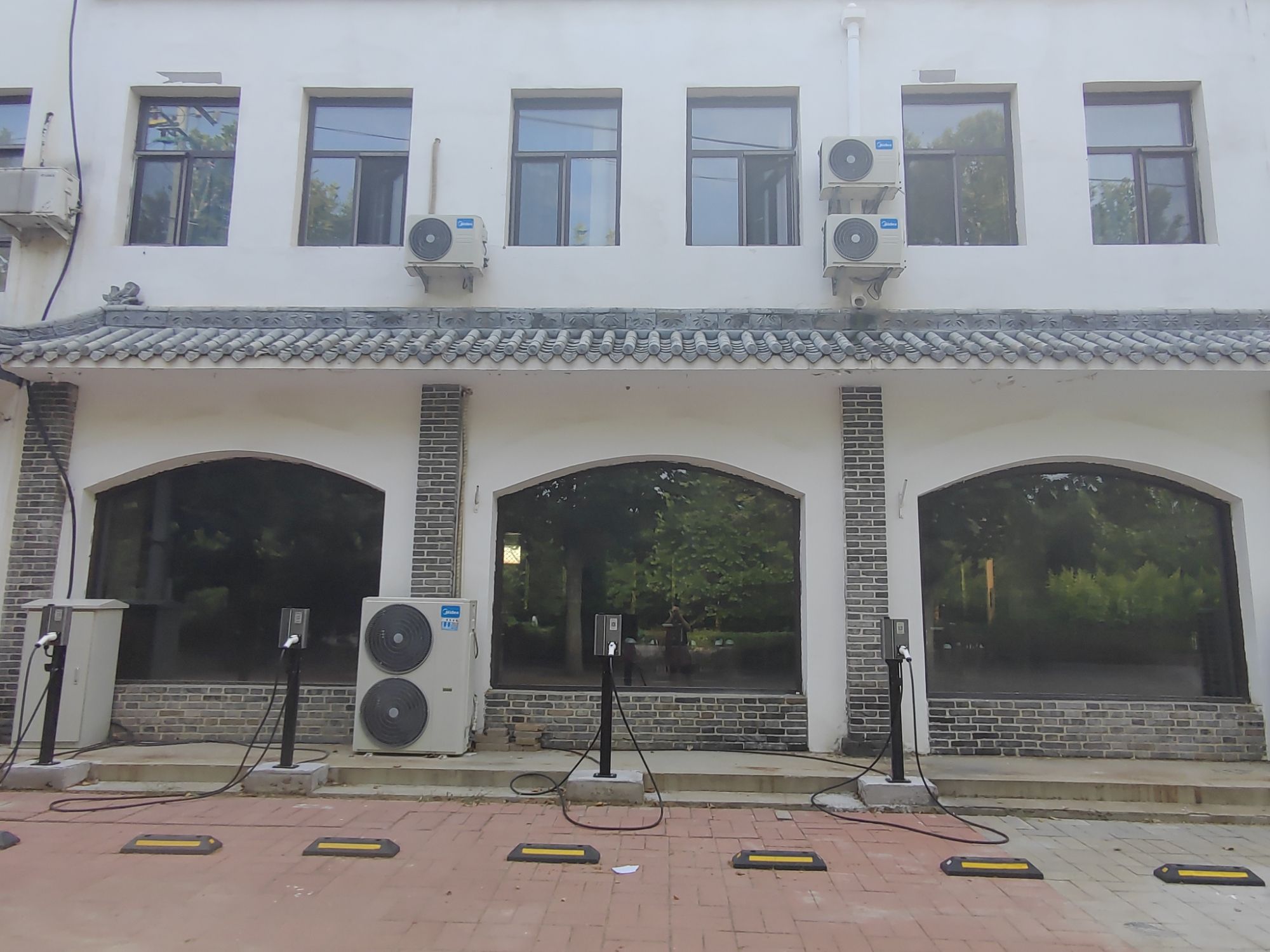 闪开汽车充电站(红太阳餐厅温塘)