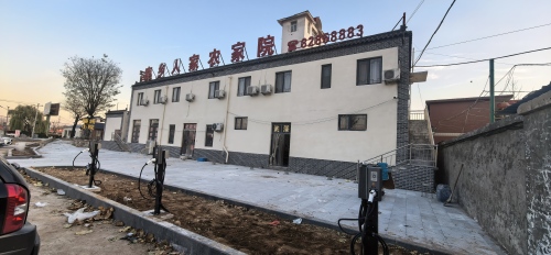 闪开汽车充电站(鹿乡人家农家院白鹿门口)