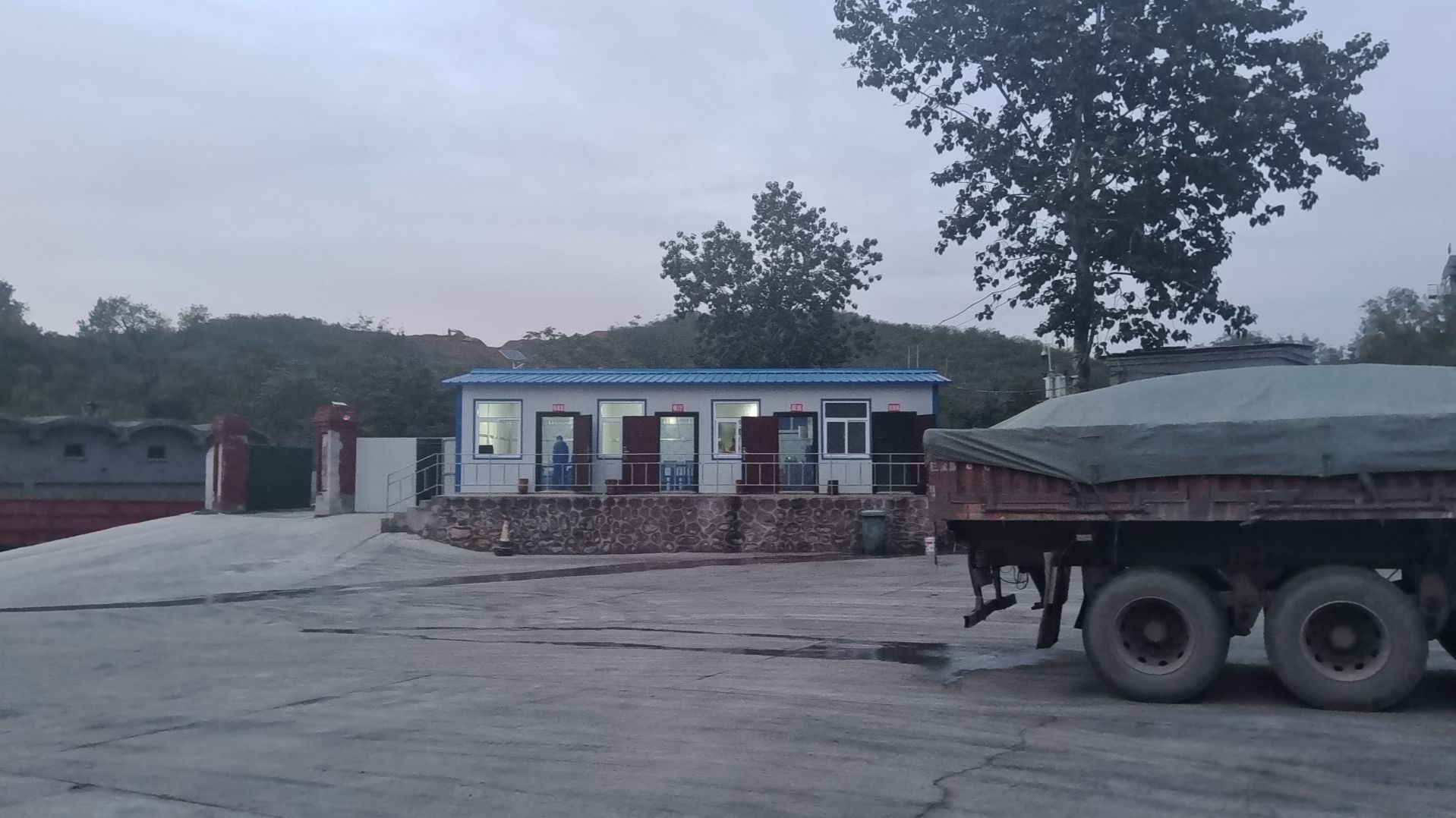固关建材充电站