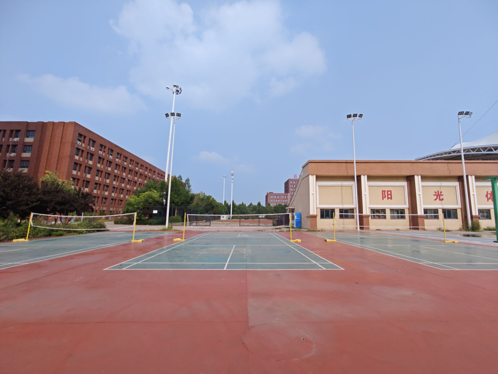 石家庄财经商贸学校羽毛球场