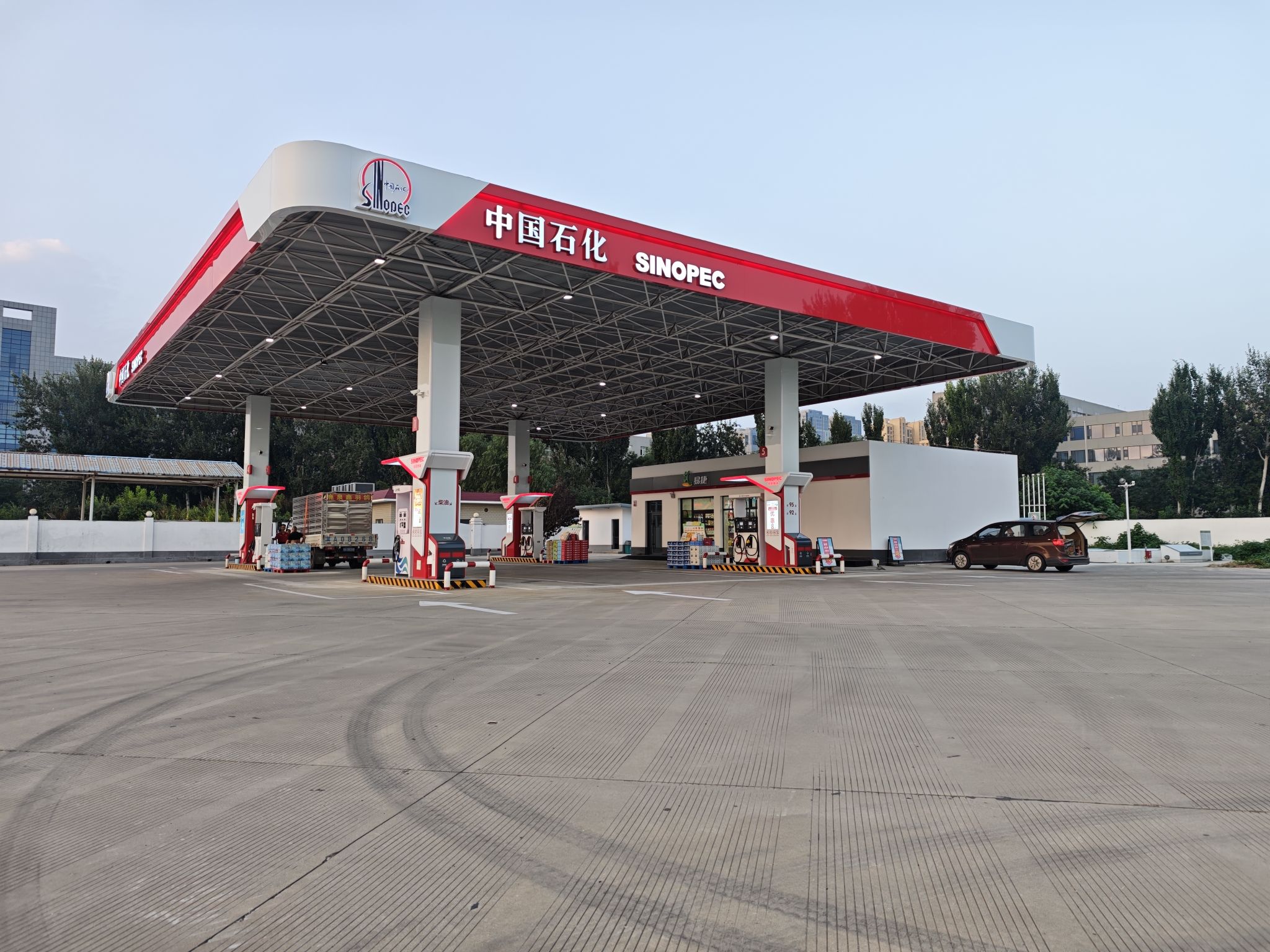 中国石化红旗大街停车区加油站