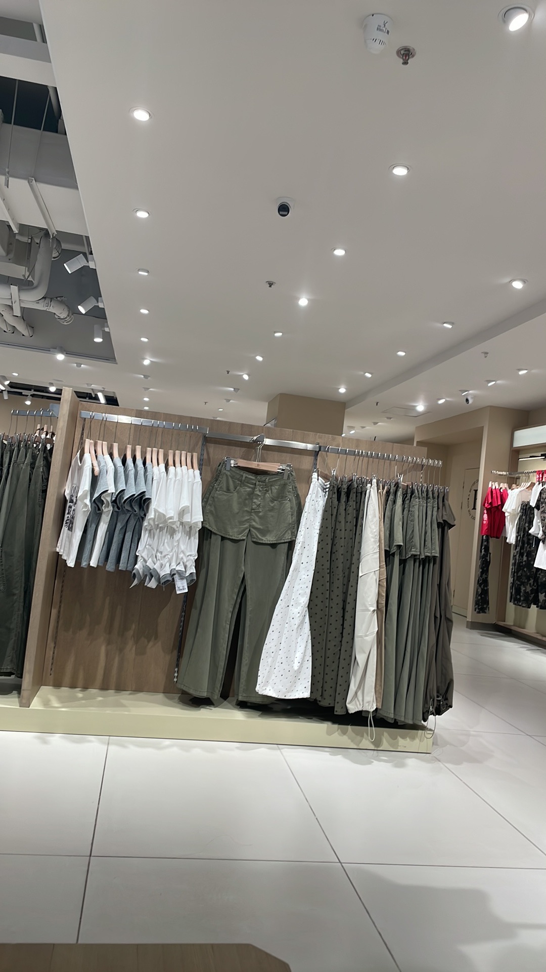湾里庙BT服饰集合店