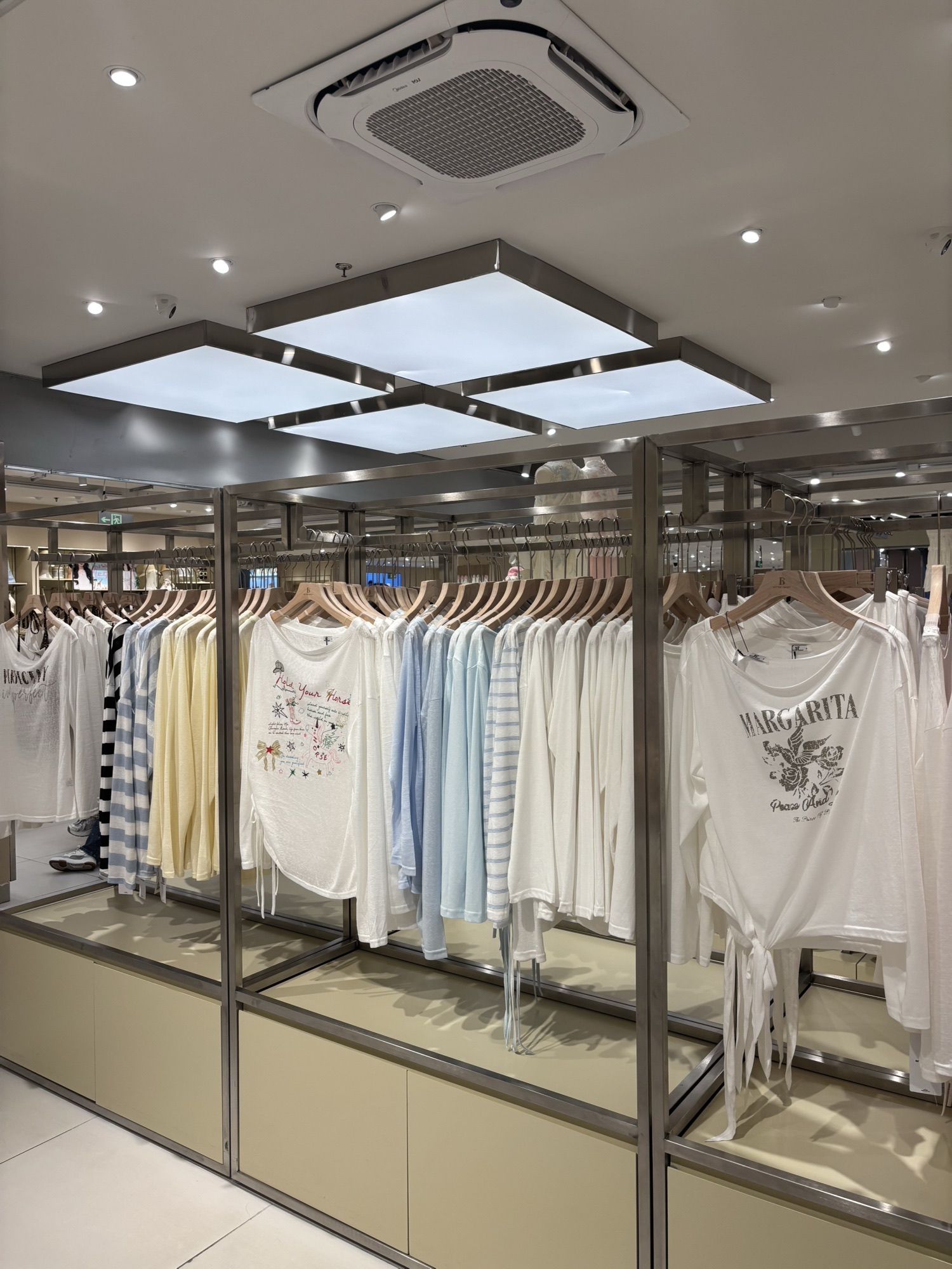 湾里庙BT服饰集合店