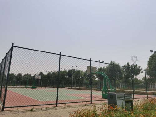 房车营地东侧篮球场