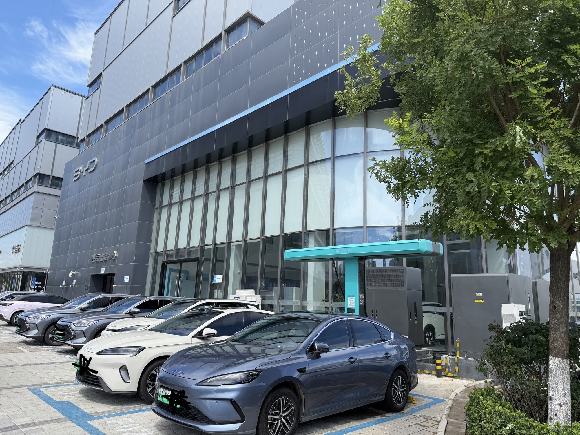 比亚迪闪充汽车充电站(比亚迪石家庄卓帆远航4S店)